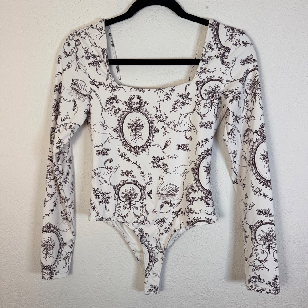 Yummi by Francesca's Womens XS Toile Swan Print Square Neck Long Sleeve Bodysuit